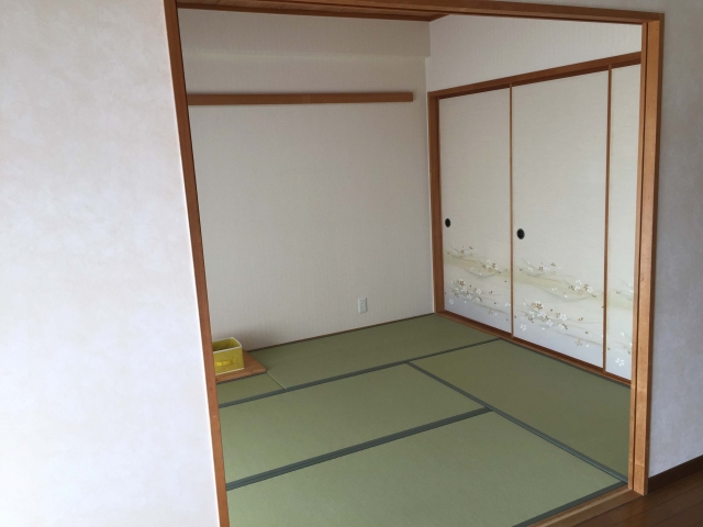 畳とふすまのある部屋